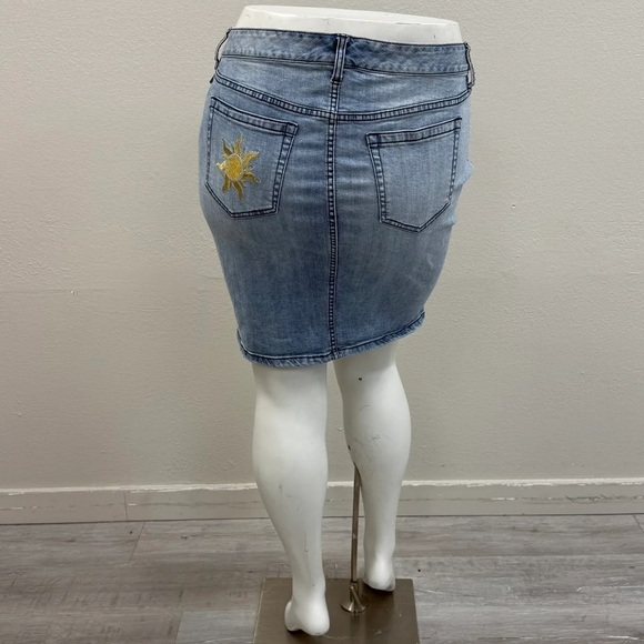 Torrid Disney Tangled Lantern Embroidered Denim Skirt - Size 18 - Picture 3 of 7